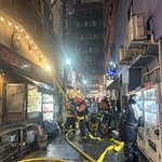 火事現場で活動する消防署員ら＝１日午後８時14分、神戸市中央区北長狭通１