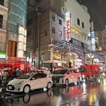 消防車両が止まる火事現場周辺＝１日午後８時10分、神戸市中央区北長狭通１