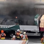 阪神高速神戸線で炎上する大型トラック＝９日午前、神戸市灘区摩耶海岸通（読者提供）