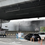 プレス機の一部や段ボールが焼けたリサイクル工場＝１２日午後４時４５分ごろ、神戸市中央区脇浜町２