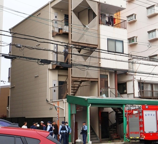 火災が発生した集合住宅。男性の死亡が確認された＝２日午後５時54分、神戸市兵庫区下祇園町