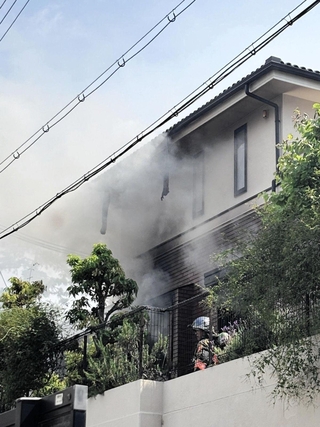 煙が上がる民家＝西宮市南郷町