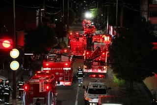 火事現場に駆けつけた消防車両など＝姫路市広畑区北河原町