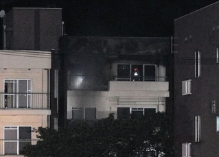 最上階が激しく燃えた共同住宅（中央）＝姫路市広畑区北河原町