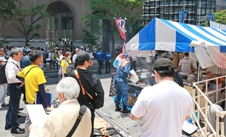 爆発した露店で消火活動する消防隊員ら＝１７日午前１１時６分、神戸市中央区