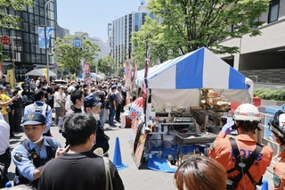 爆発した現場を調べる警察官や消防隊員ら＝１７日午前１１時５１分、神戸市中央区三宮町