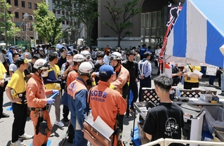 爆発した現場を調べる警察官や消防隊員ら＝１７日午前１１時４９分、神戸市中央区三宮町