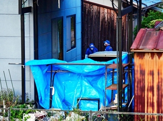 女性２人の遺体が見つかった住宅周辺を調べる捜査員＝１９日午後７時１５分、たつの市新宮町段之上