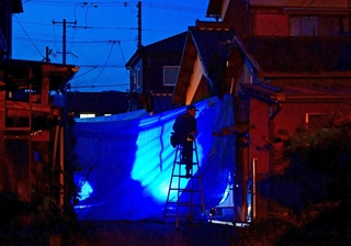遺体が見つかった住宅＝１９日午後７時３８分、たつの市新宮町段之上