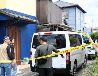 現場検証のため民家（右奥）に向かう兵庫県警の捜査員ら＝２０日午前９時５６分、たつの市新宮町段之上