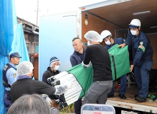 事件現場に機材を運び入れる警察官ら＝たつの市新宮町段之上、５月２１日午後３時３５分
