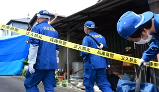 現場入りする捜査員＝２２日午前９時４８分、たつの市新宮町段之上