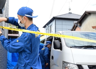 現場入りする捜査員＝２２日午前９時５２分、たつの市新宮町段之上