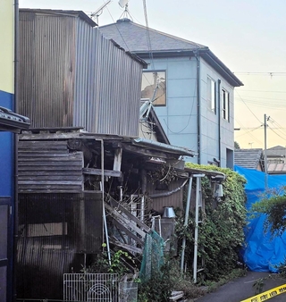 母娘が殺害された住宅（左奥）と大山賢二容疑者がかつて住んでいたとされる住宅（左手前）。現在は空き家になっている＝１９日午後６時２３分、たつの市新宮町段之上