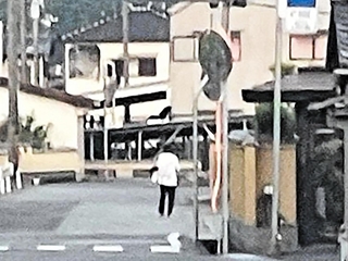 １７日午前に事件現場の近くを歩いていた男。大山賢二容疑者と特徴が似ていた＝１７日午前５時ごろ、たつの市新宮町（提供）