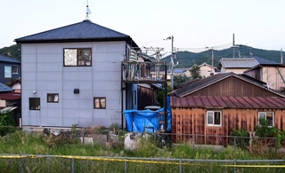 母娘の遺体が見つかった住宅（左）と大山賢二容疑者がかつて住んでいたとされる住宅（右）。現在は空き家になっている＝１９日、たつの市新宮町段之上