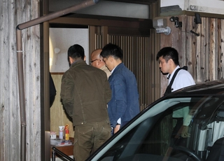 たつの市の母娘が殺害された事件で、現場近くの空き家を調べる捜査員＝25日午後９時14分、たつの市新宮町段之上