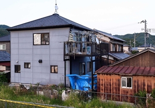 母娘の遺体が見つかった住宅（左）と大山賢二容疑者がかつて住んでいたとされる住宅（右）＝１９日午後、たつの市新宮町段之上