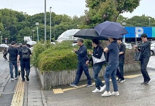 たつの署を出発する捜査員ら＝２７日午前１０時５３分、たつの市龍野町富永