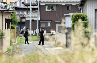 路地を歩いて捜索する捜査員＝２７日午後２時２７分、たつの市新宮町觜崎