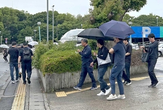 たつの署を出発する捜査員ら＝２７日午前１０時５３分、たつの市龍野町富永