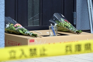 母娘の遺体が見つかった家屋の玄関口には花や線香が手向けられていた＝２８日午前１０時、たつの市新宮町段之上
