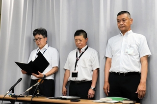 実験中の事故を受けて会見する姫路市教育委員会の幹部ら＝２９日午後、姫路市役所
