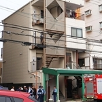 火災が発生した集合住宅。男性の死亡が確認された＝２日午後５時54分、神戸市兵庫区下祇園町