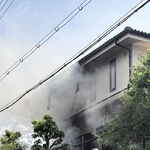 煙が上がる民家＝西宮市南郷町