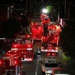 火事現場に駆けつけた消防車両など＝姫路市広畑区北河原町