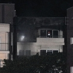 最上階が激しく燃えた共同住宅（中央）＝姫路市広畑区北河原町