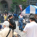 爆発した露店で消火活動する消防隊員ら＝１７日午前１１時６分、神戸市中央区