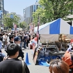 爆発した現場を調べる警察官や消防隊員ら＝１７日午前１１時５１分、神戸市中央区三宮町