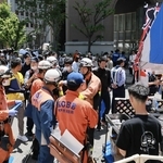 爆発した現場を調べる警察官や消防隊員ら＝１７日午前１１時４９分、神戸市中央区三宮町