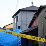女性２人の遺体が発見され、ブルーシートに覆われた民家＝１９日午後６時５８分、たつの市新宮町段之上