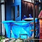 女性２人の遺体が見つかった住宅周辺を調べる捜査員＝１９日午後７時１５分、たつの市新宮町段之上