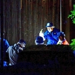 遺体が見つかった住宅の付近を調べる捜査員＝１９日午後８時１分、たつの市新宮町段之上