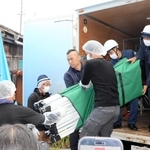 事件現場に機材を運び入れる警察官ら＝たつの市新宮町段之上、５月２１日午後３時３５分