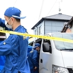現場入りする捜査員＝２２日午前９時５２分、たつの市新宮町段之上