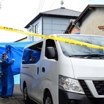 現場入りする捜査員＝２２日午前９時５４分、たつの市新宮町段之上