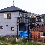 母娘の遺体が見つかった住宅（左）と大山賢二容疑者がかつて住んでいたとされる住宅（右）。現在は空き家になっている＝１９日午後、たつの市新宮町段之上