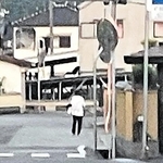 １７日午前に事件現場の近くを歩いていた男。大山賢二容疑者と特徴が似ていた＝１７日午前５時ごろ、たつの市新宮町（提供）