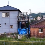 母娘の遺体が見つかった住宅（左）と大山賢二容疑者がかつて住んでいたとされる住宅（右）。現在は空き家になっている＝１９日、たつの市新宮町段之上