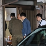 たつの市の母娘が殺害された事件で、現場近くの空き家を調べる捜査員＝25日午後９時14分、たつの市新宮町段之上
