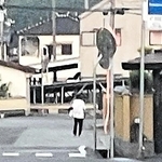 容疑者とみられる後ろ姿＝１７日午前５時ごろ、たつの市新宮町井野原（提供）
