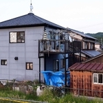 母娘の遺体が見つかった住宅（左）と大山賢二容疑者がかつて住んでいたとされる住宅（右）＝１９日午後、たつの市新宮町段之上