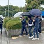 たつの署を出発する捜査員ら＝２７日午前１０時５３分、たつの市龍野町富永