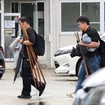 杖を手にたつの署に戻る捜査員ら＝２７日午前１１時２１分、たつの市龍野町富永
