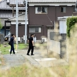 路地を歩いて捜索する捜査員＝２７日午後２時２７分、たつの市新宮町觜崎