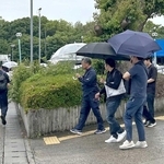 たつの署を出発する捜査員ら＝２７日午前１０時５３分、たつの市龍野町富永